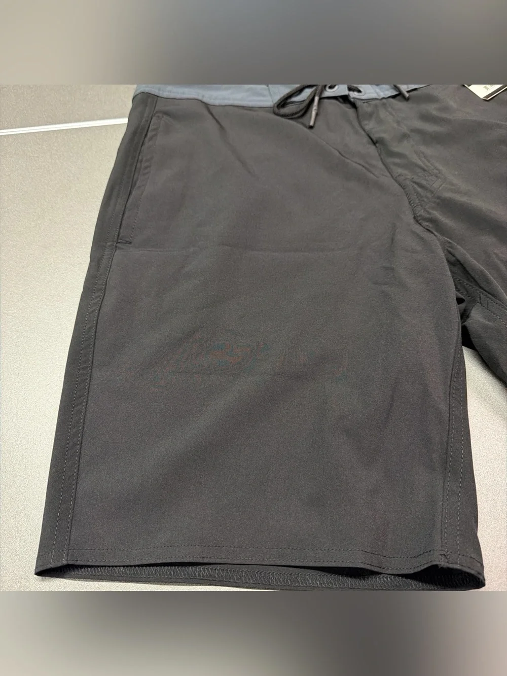 No Boundaries Mens Knee Length 9 Inch Inseam Board Shorts Size 30 NWT